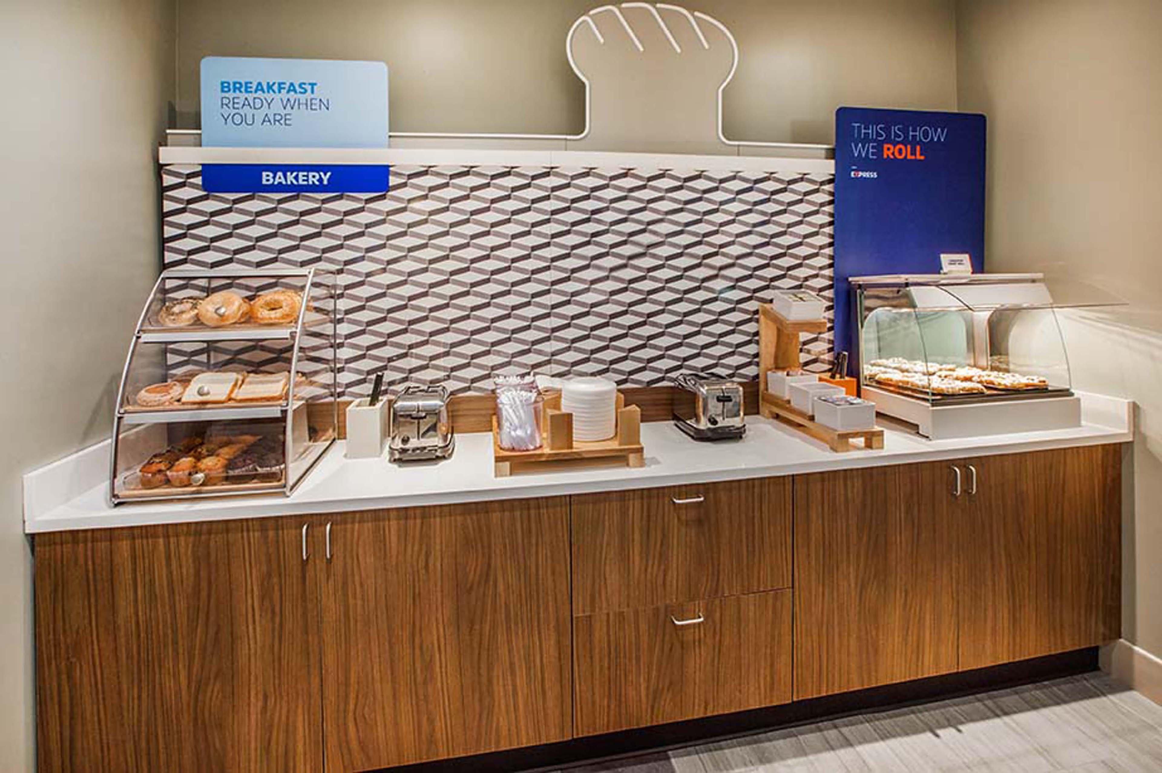 Holiday Inn Express & Suites Cleveland By Ihg Bagian luar foto