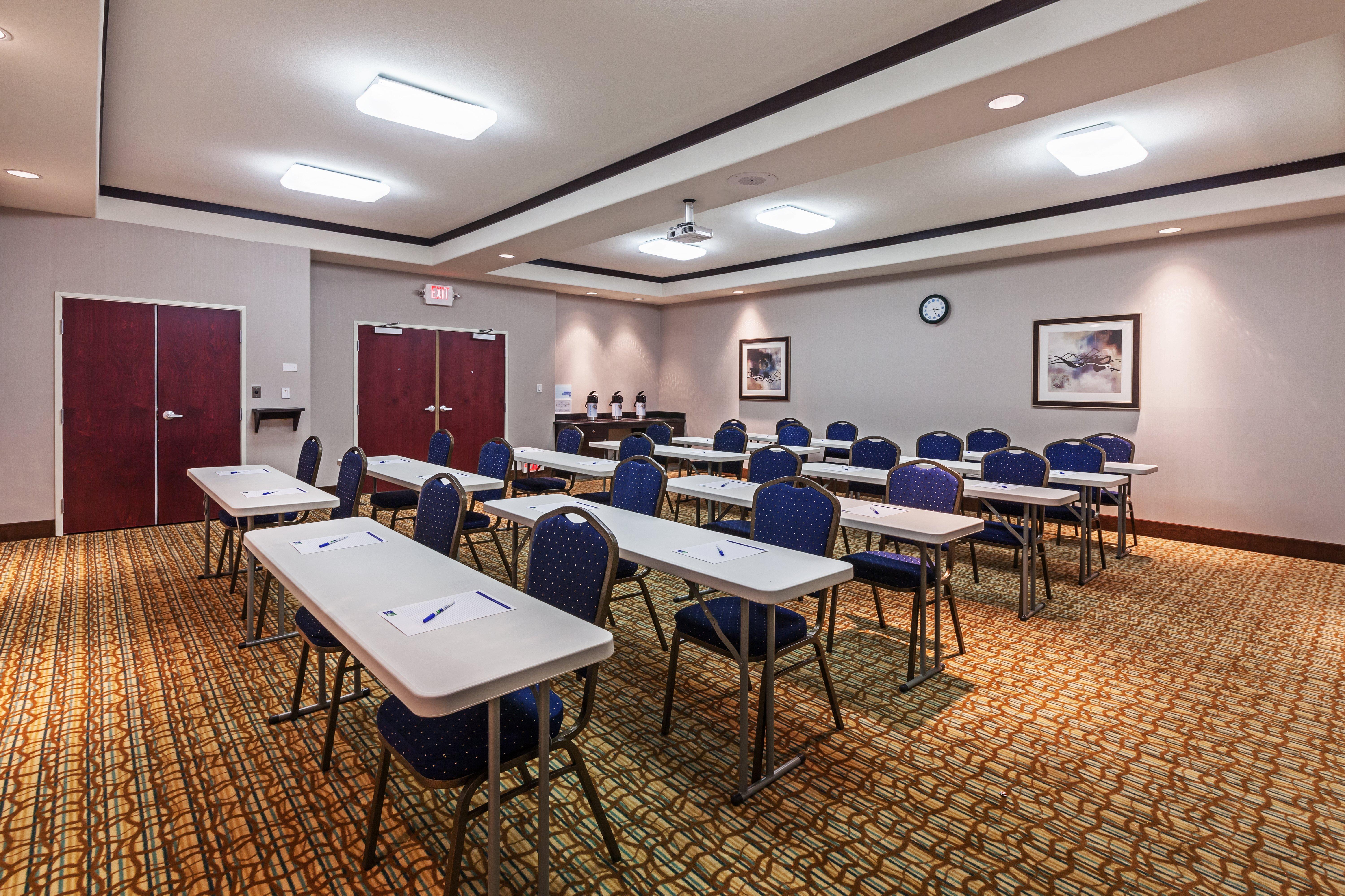 Holiday Inn Express & Suites Cleveland By Ihg Bagian luar foto