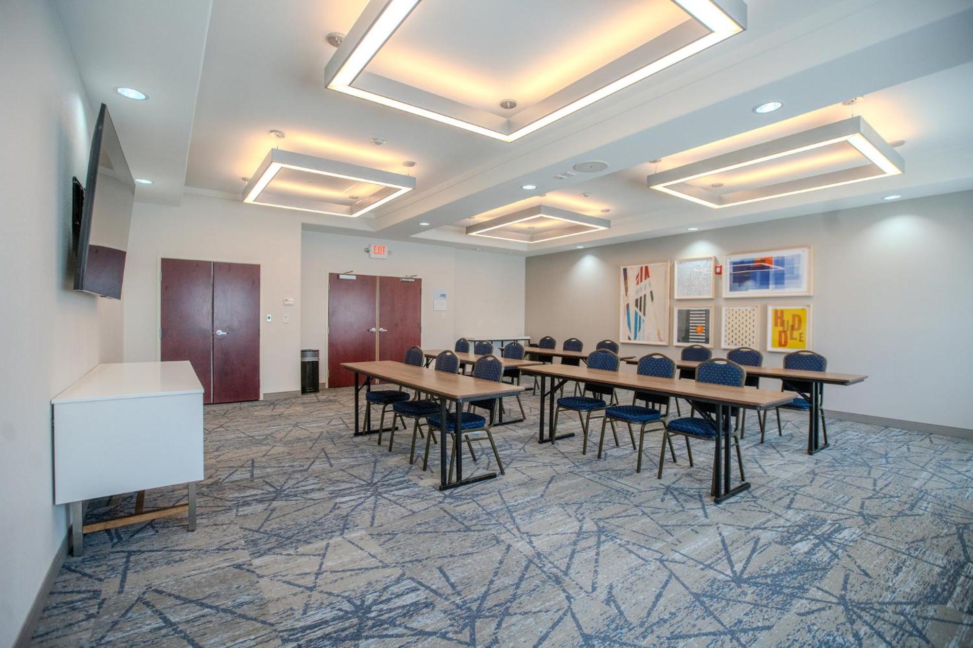 Holiday Inn Express & Suites Cleveland By Ihg Bagian luar foto