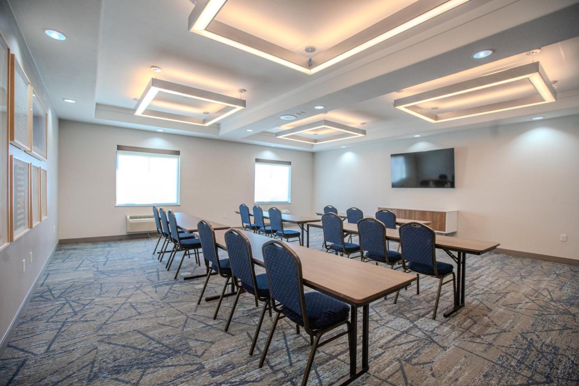 Holiday Inn Express & Suites Cleveland By Ihg Bagian luar foto