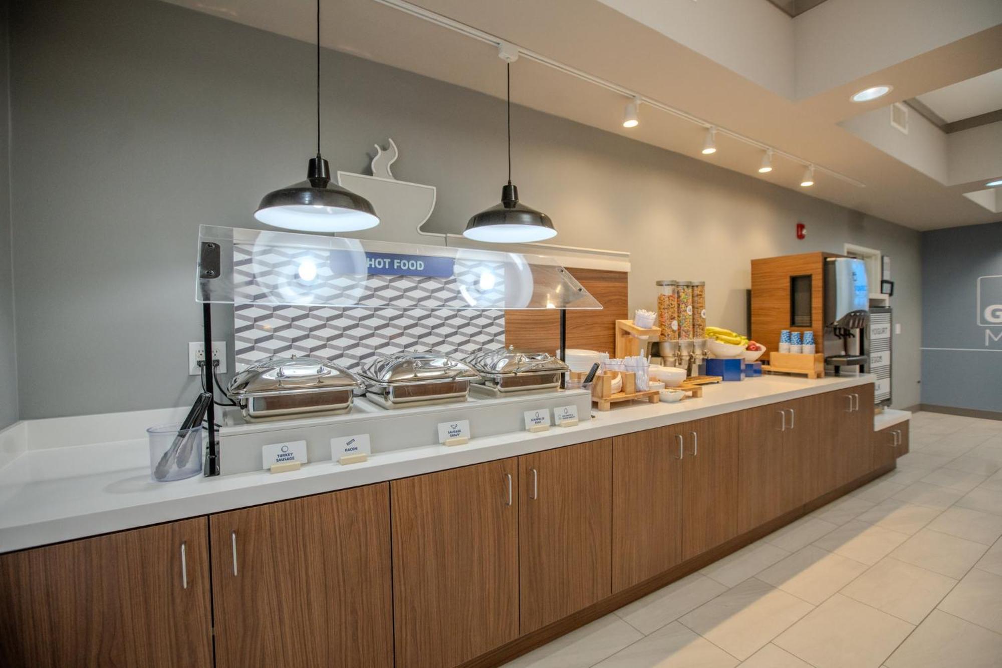 Holiday Inn Express & Suites Cleveland By Ihg Bagian luar foto