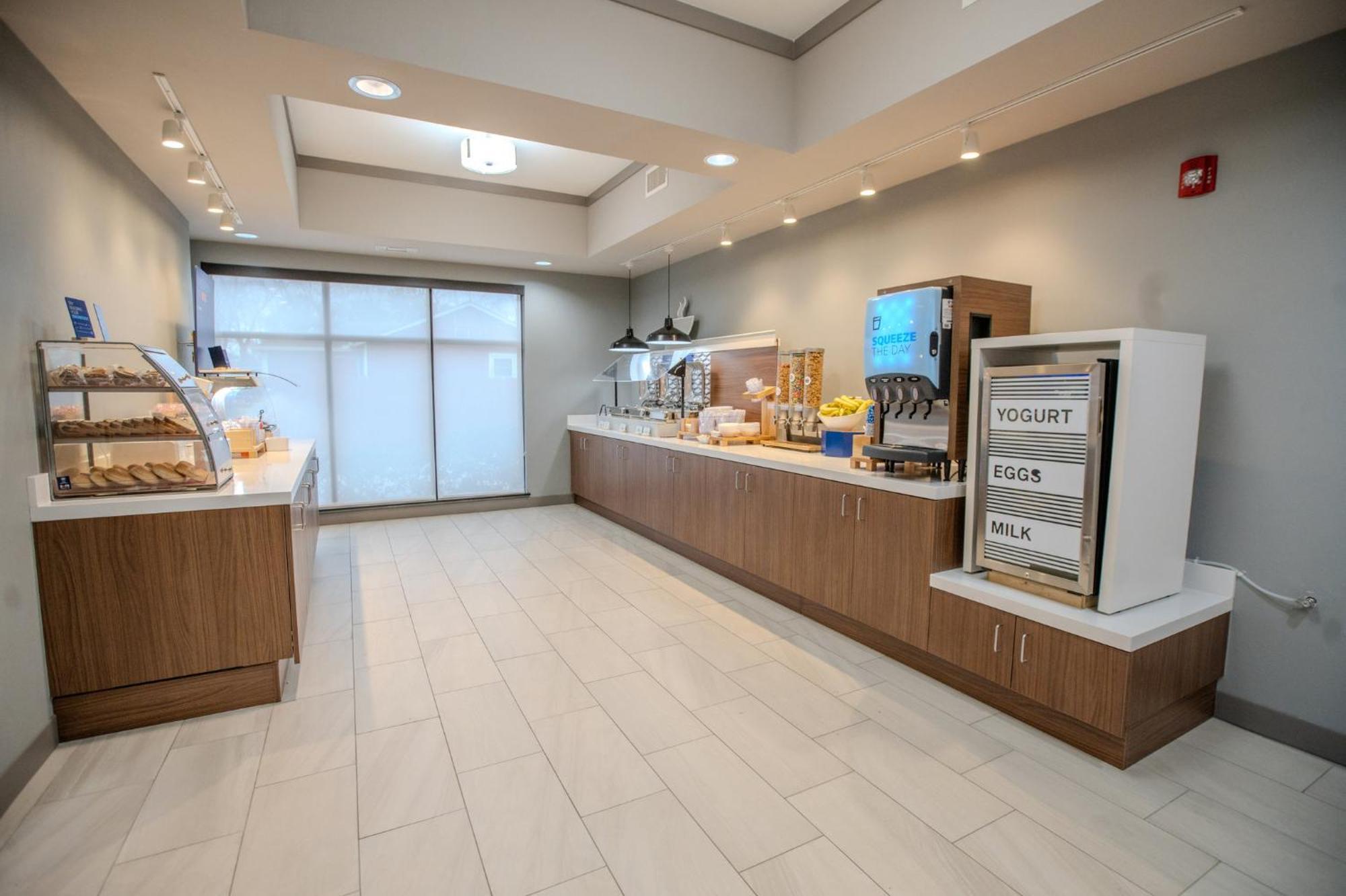 Holiday Inn Express & Suites Cleveland By Ihg Bagian luar foto