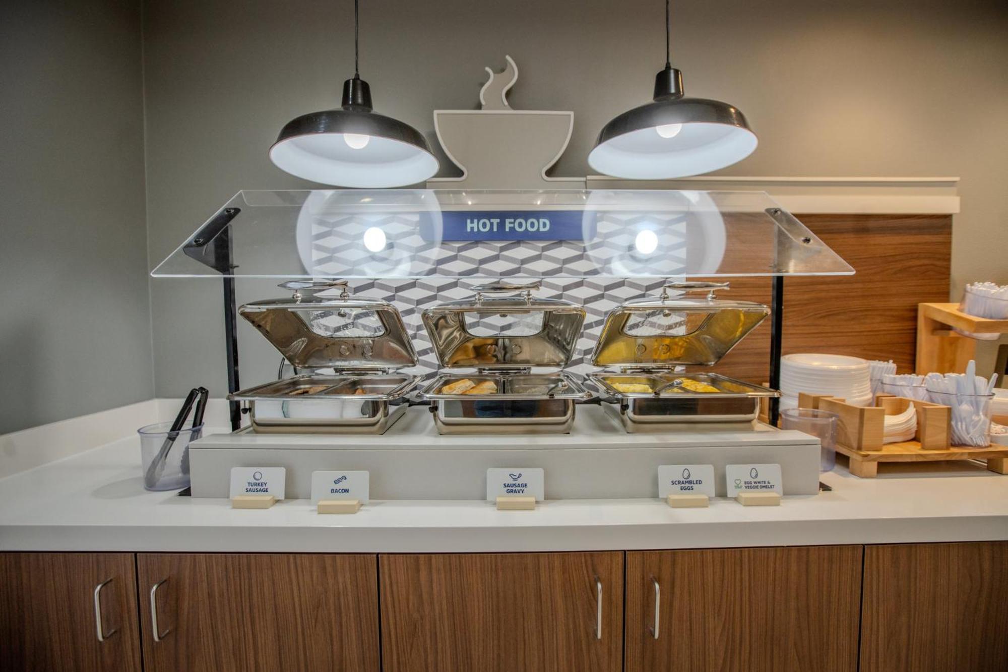 Holiday Inn Express & Suites Cleveland By Ihg Bagian luar foto