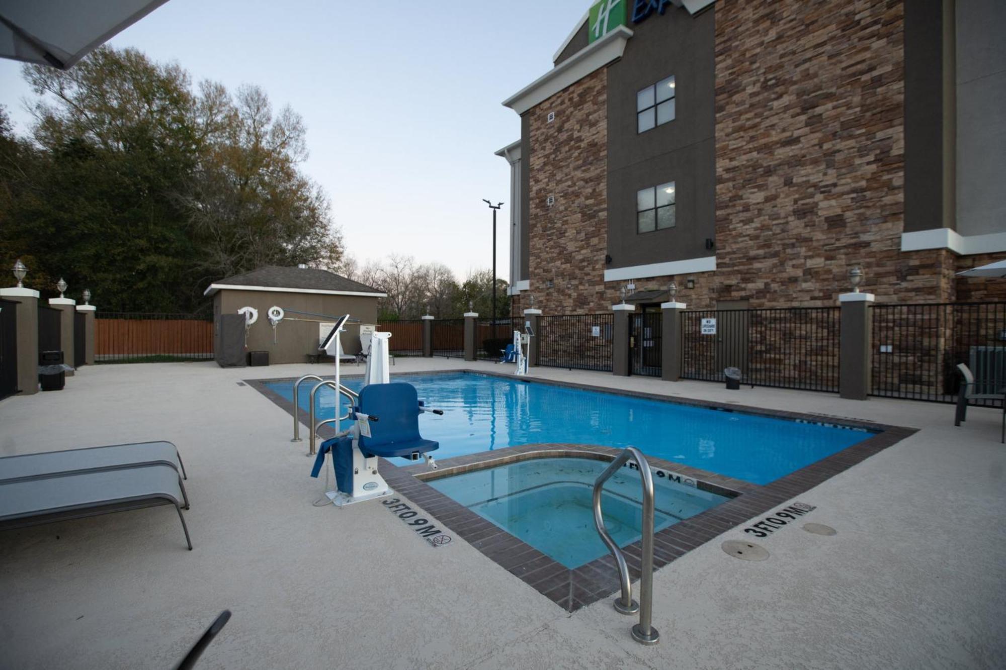 Holiday Inn Express & Suites Cleveland By Ihg Bagian luar foto