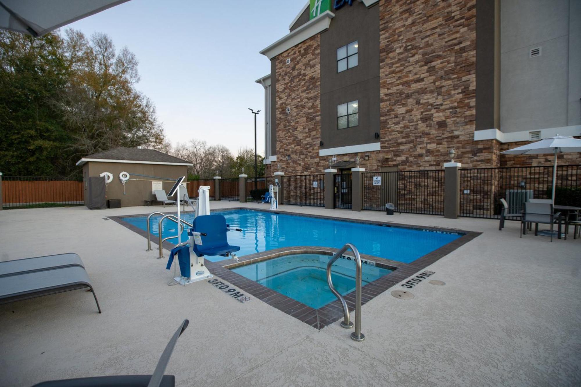 Holiday Inn Express & Suites Cleveland By Ihg Bagian luar foto