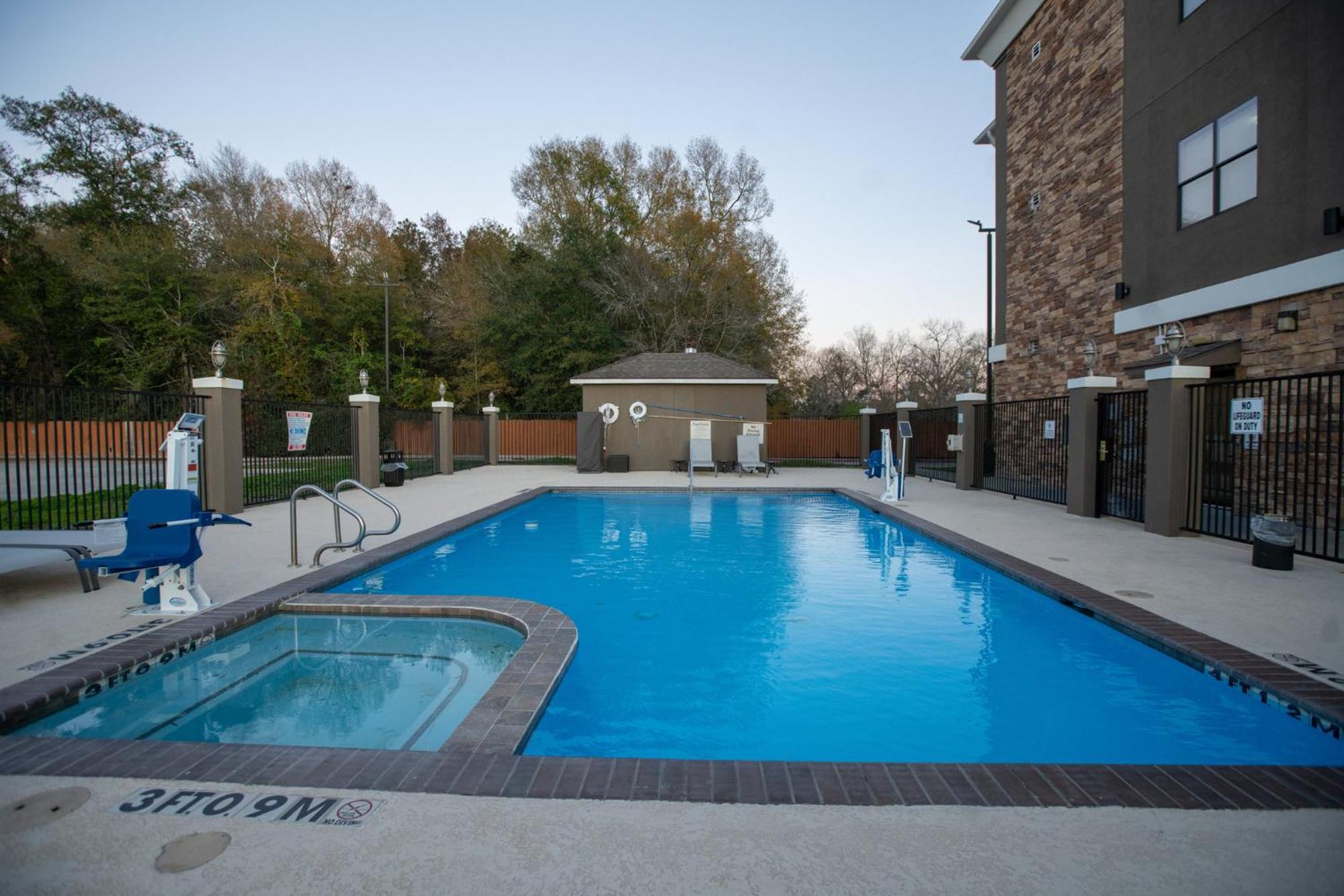 Holiday Inn Express & Suites Cleveland By Ihg Bagian luar foto