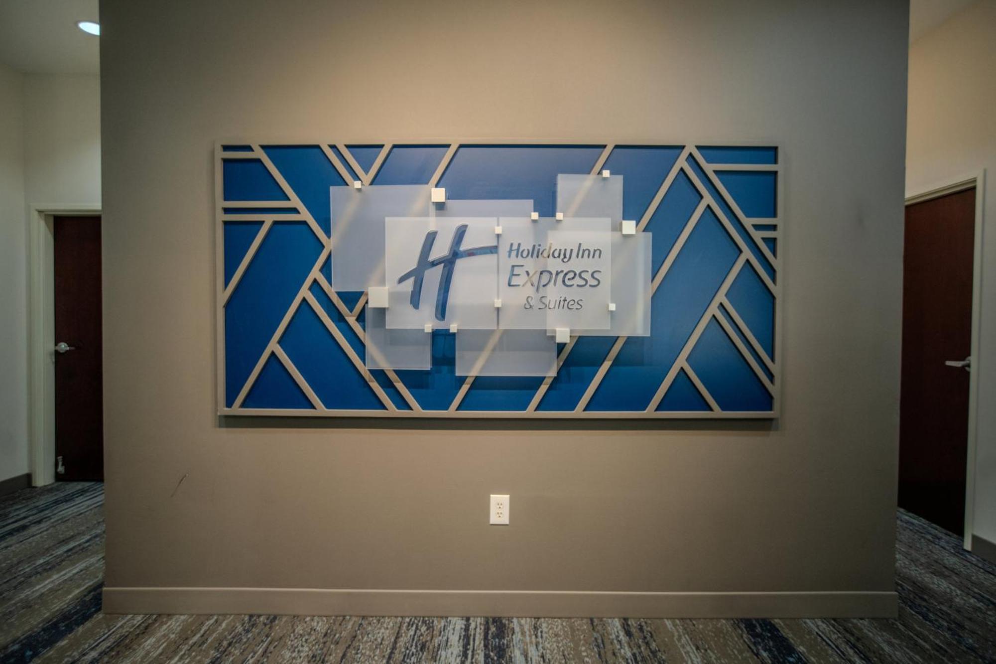 Holiday Inn Express & Suites Cleveland By Ihg Bagian luar foto