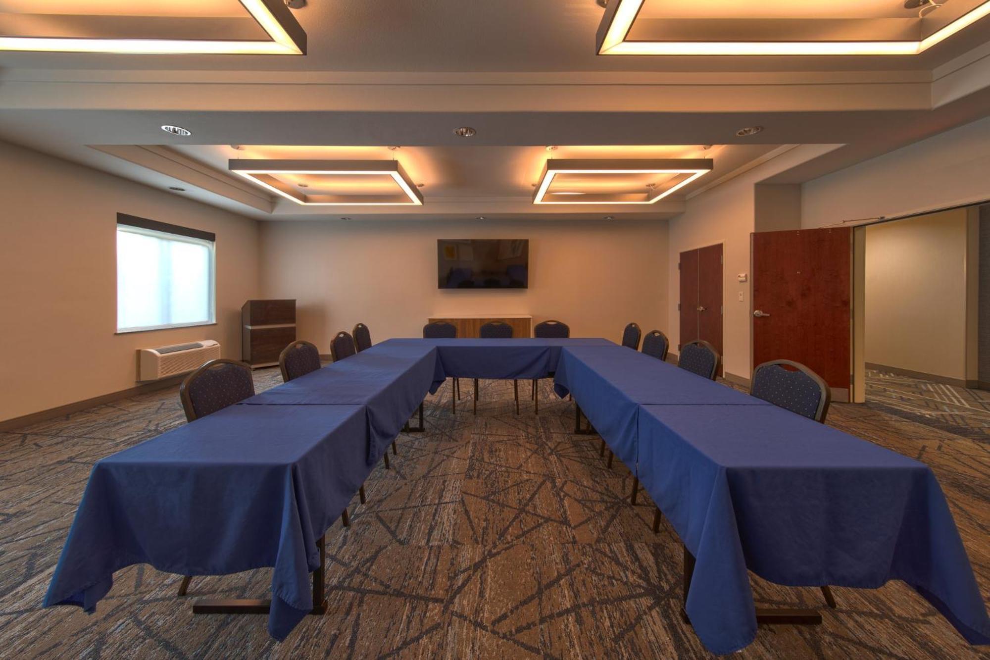Holiday Inn Express & Suites Cleveland By Ihg Bagian luar foto