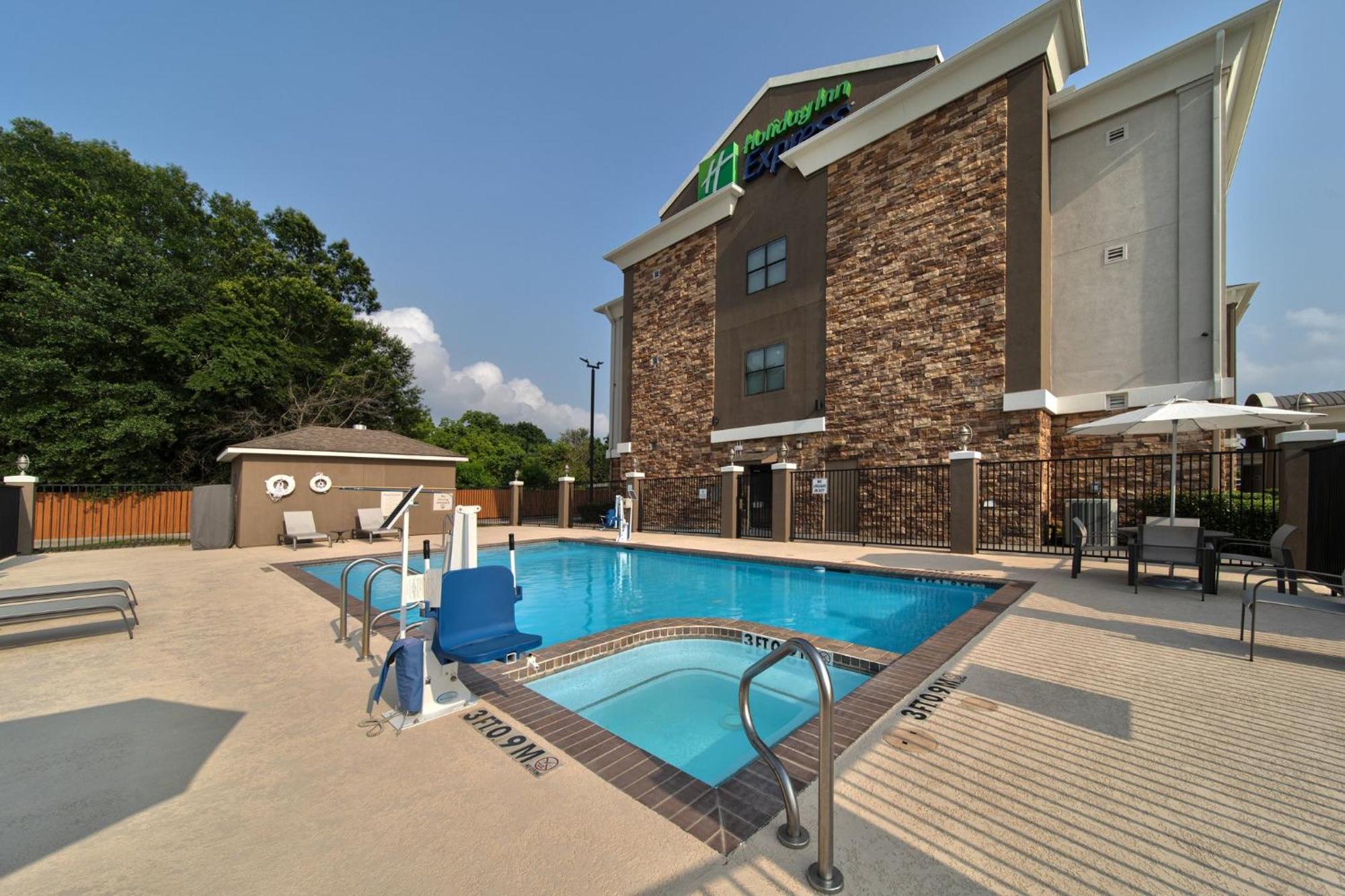 Holiday Inn Express & Suites Cleveland By Ihg Bagian luar foto